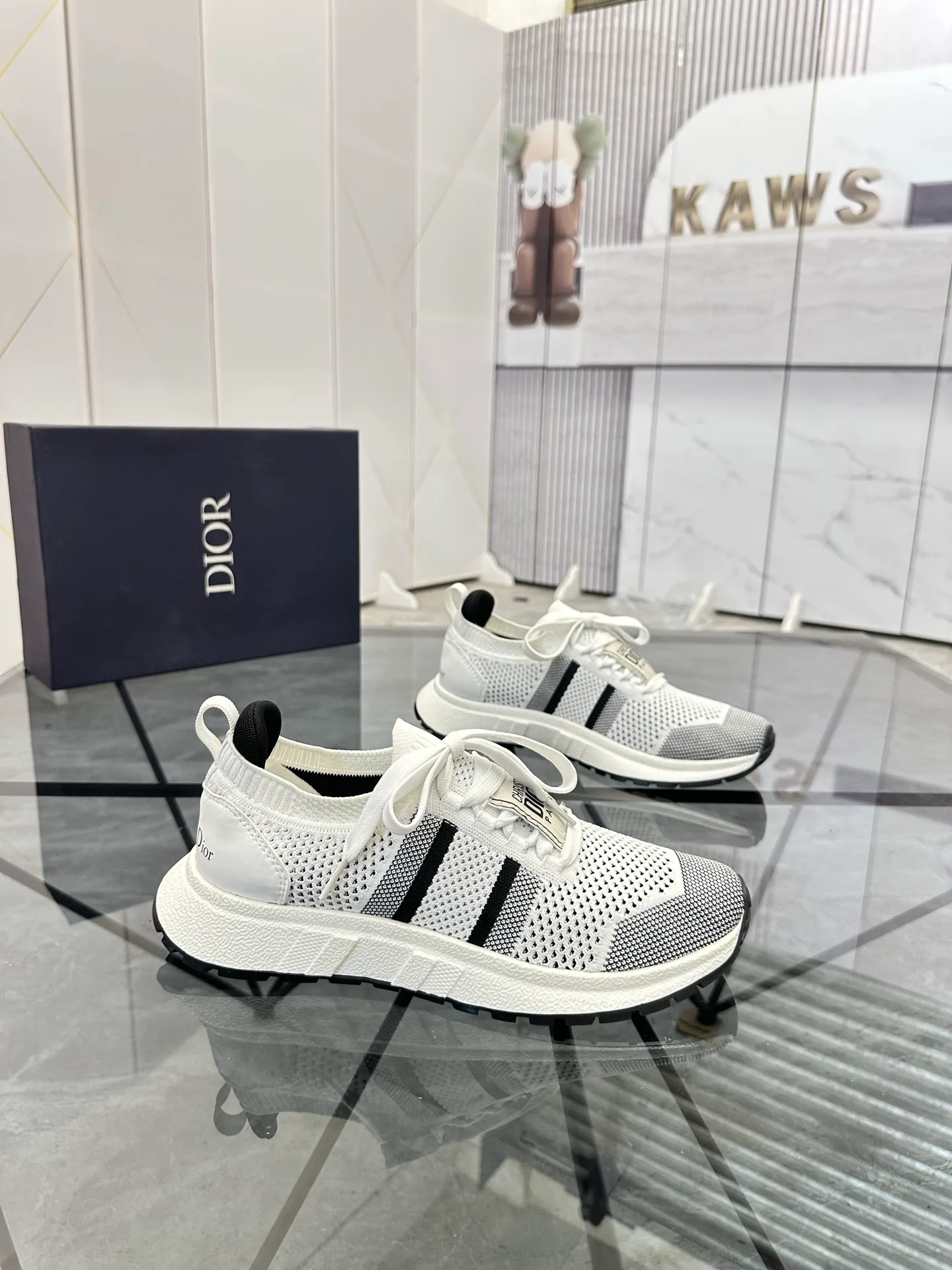 Selling men's shoes 💰: 💰P400¥ Product trademark: Dior* "Dior*" low-top casual shoes Regular size: 38-44 (can be customized to 45) Product materials: Imported breathable fly knit upper, breathable lining, original outsole. Number: 558